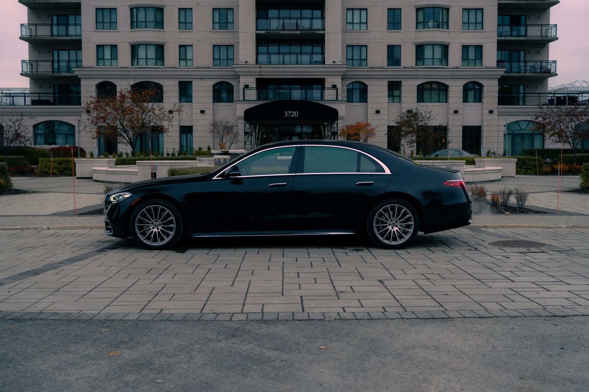 Black Mercedes-Benz S580 in dramatic golden studio light — photo 3