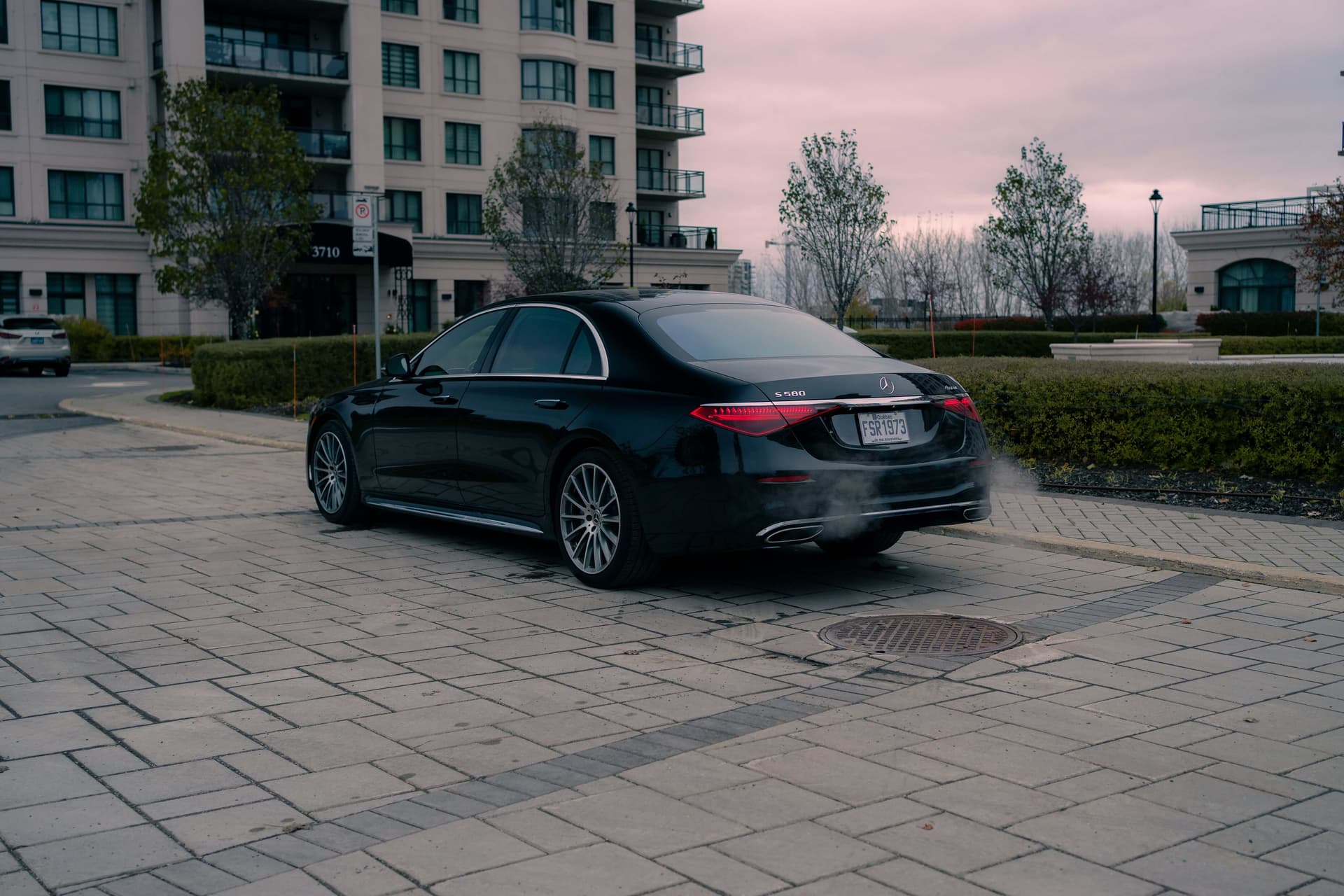 Black Mercedes-Benz S580 in dramatic golden studio light — photo 4